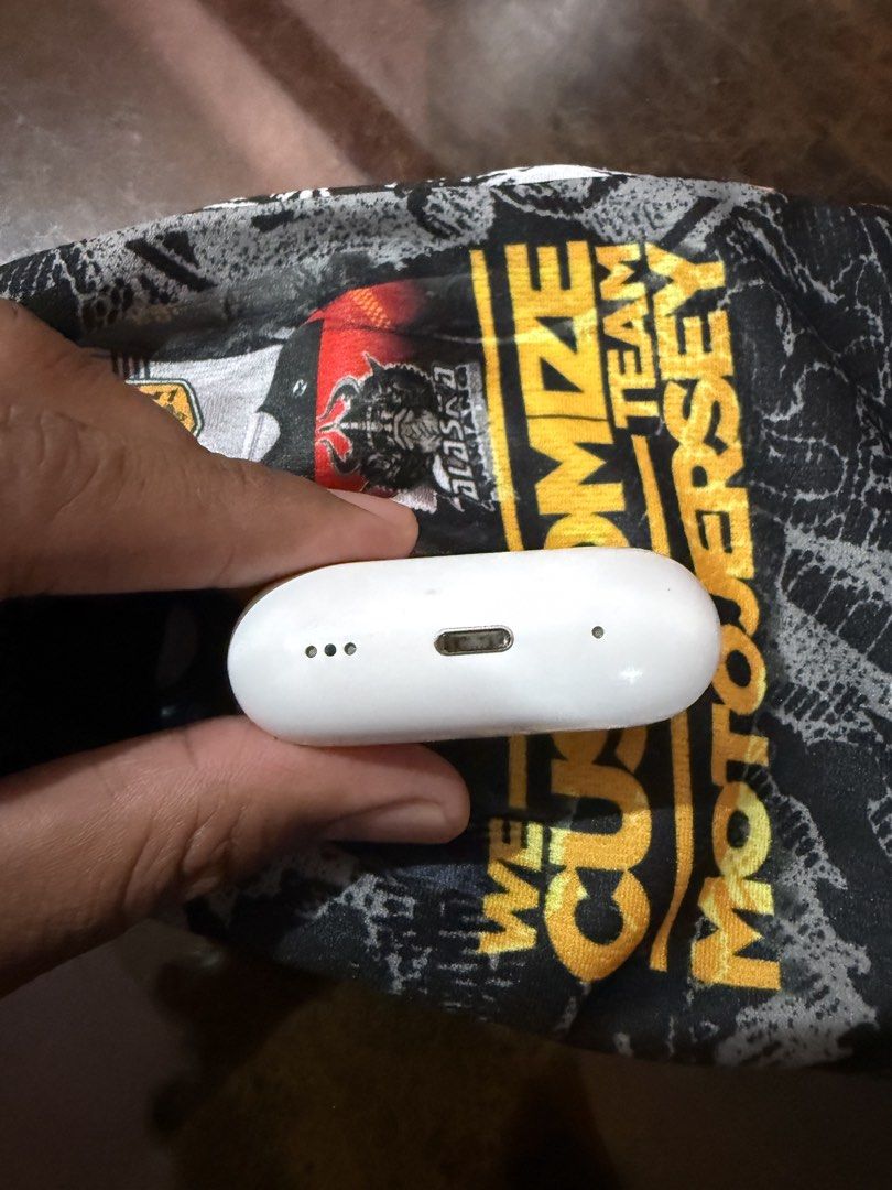 AirPods Pro Gen 2 charging case only(lighning) (Category: Earphones) located in Dasmarinas. Submitted by markusi22 (Listing ID 1431802899, Image 3). Description: .
