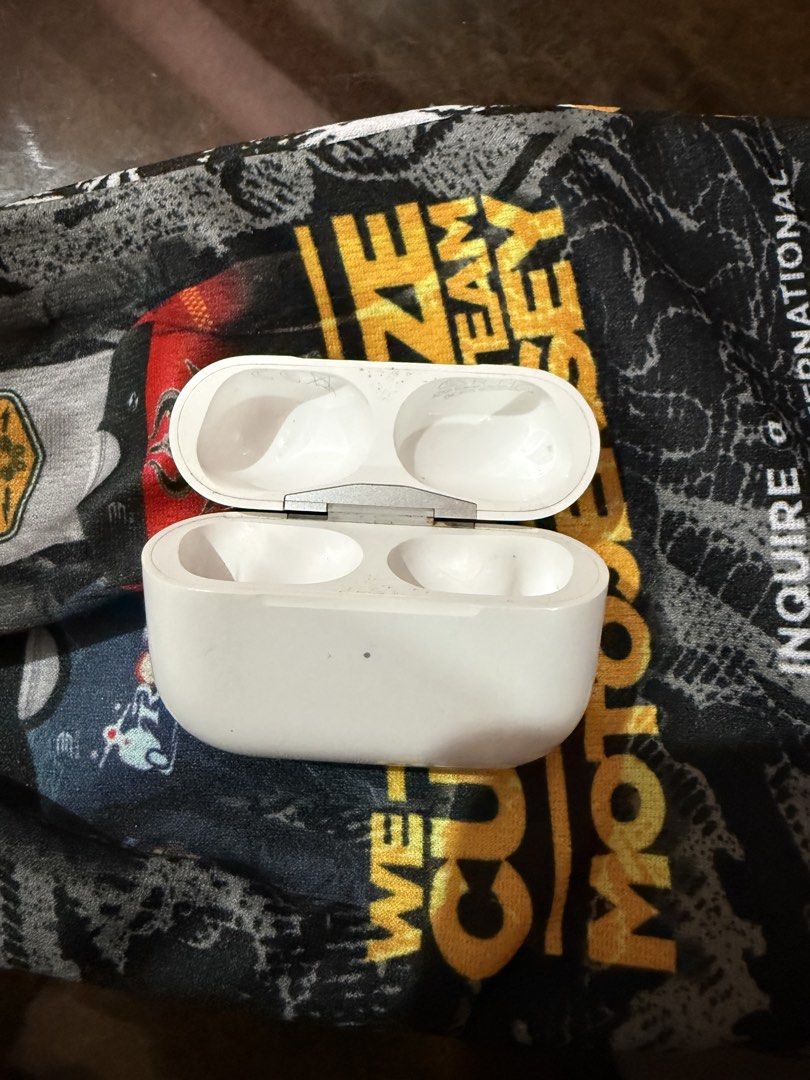AirPods Pro Gen 2 charging case only(lighning) (Category: Earphones) located in Dasmarinas. Submitted by markusi22 (Listing ID 1431802899, Image 2). Description: .