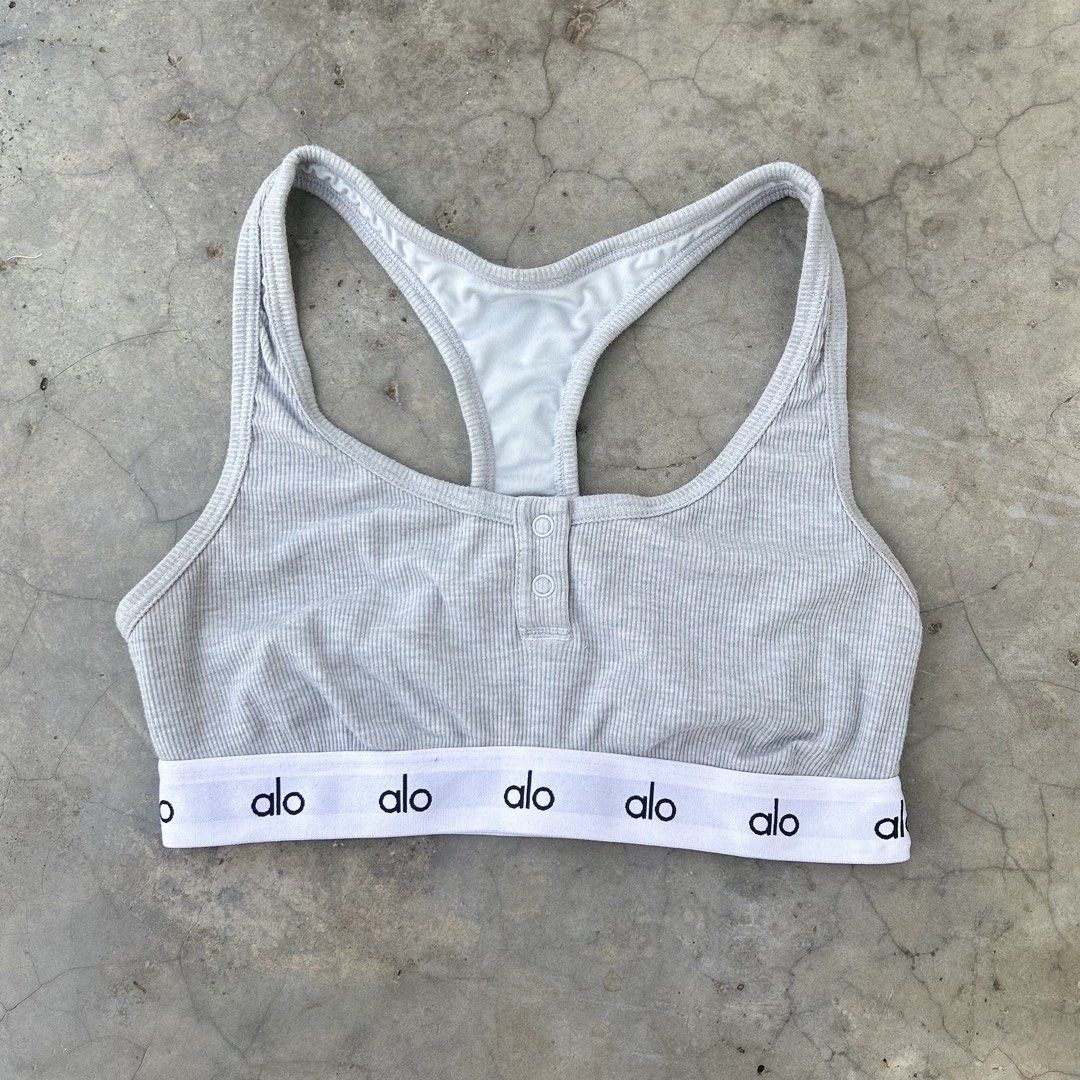 Alo Yoga Ribbed Bra (Category: Activewear) located in Manay. Submitted by luxnmore_sale (Listing ID 1431999190, Image 1). Description: NO LOWBALLING FIRST TO PAY BASIS Double lined Cut tags Fits S-M See last pic for issue.