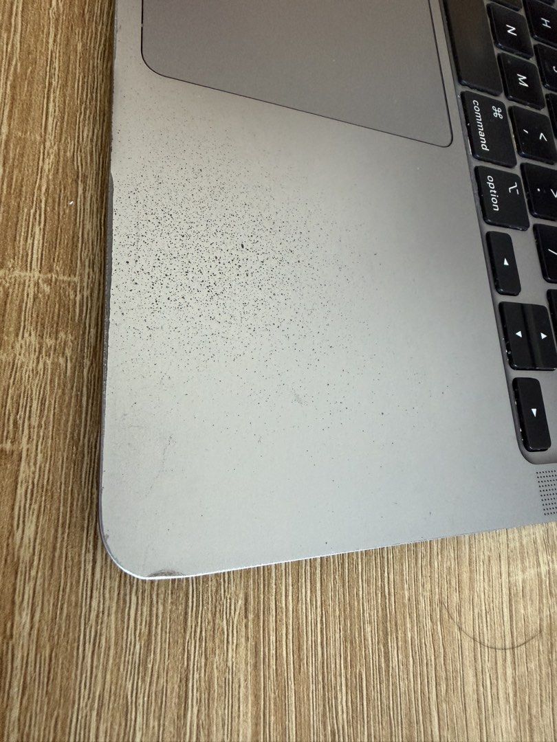Apple MacBook Air M1 2020 (Category: Laptops & Notebooks) located in Makati City. Submitted by patrickn4420 (Listing ID 1431855793, Image 3). Description: Macbook Air M1 2020 256gb presyuhan niyo nalang rush with dents and signs of usage yung keys sa may right side of keyboard, medyo nagsstuck pero once clicked, okay na siya ulit.