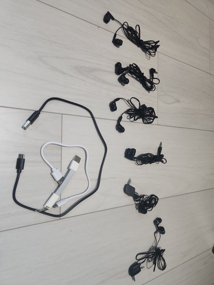 Assorted Earphones and Cables425834061728337920