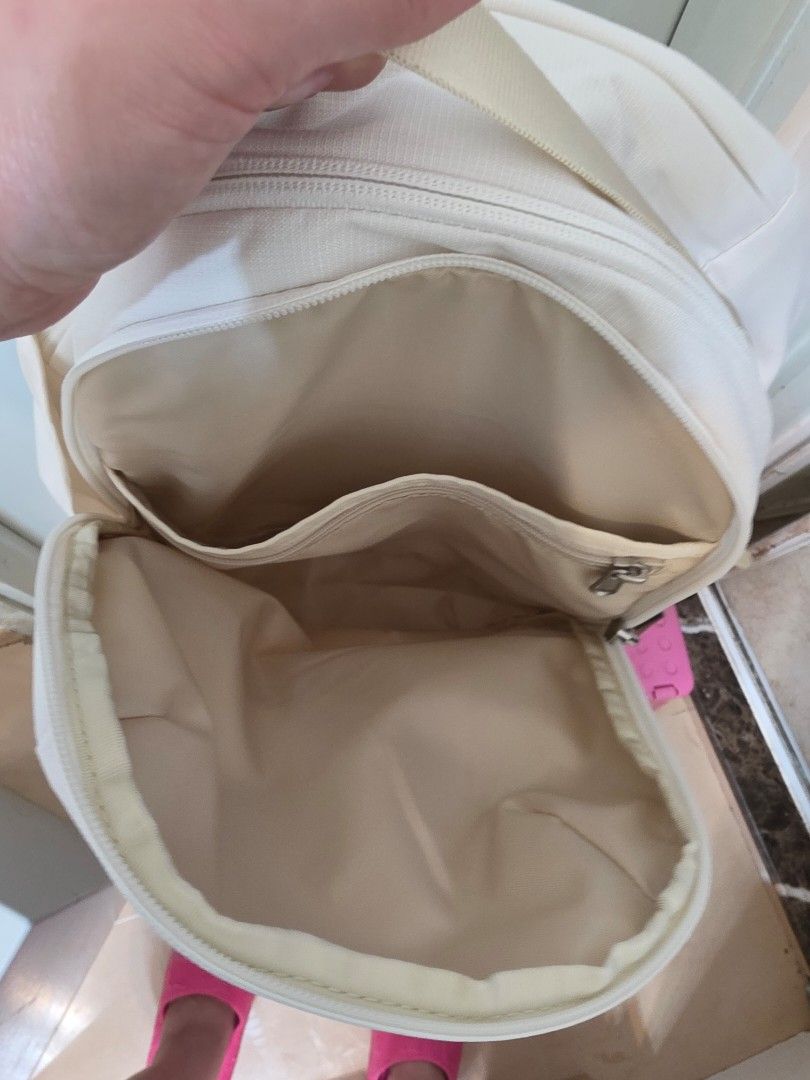Backpack （分類：外套及戶外衣服）位於 Hong Kong。 由 vshop2727 提交（商品編號 1431892231，圖片 5）。簡介： 100%全新背囊 Isabelle奶白色，多層隔數 未拆牌。