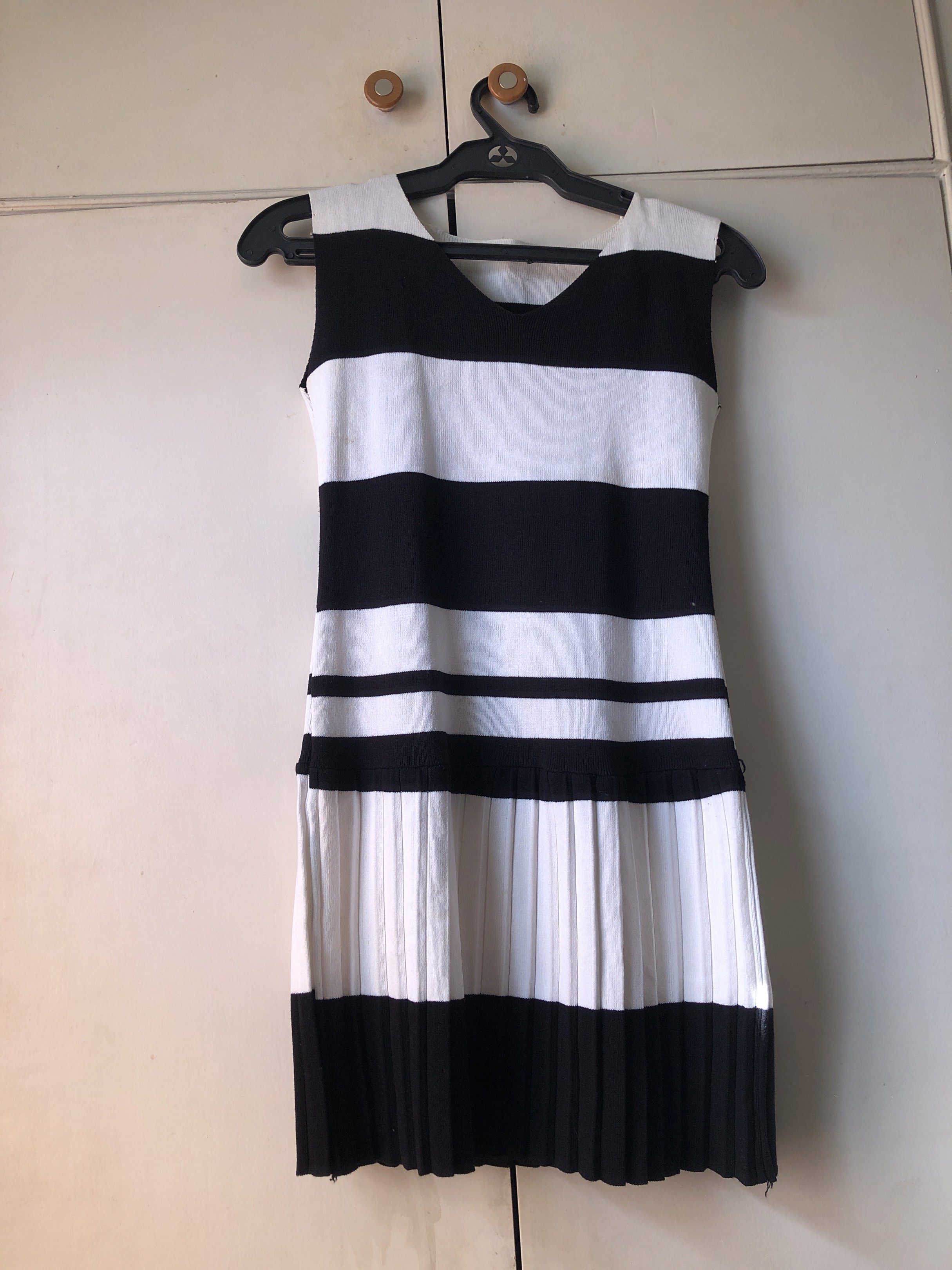 Black and White Striped Dress (Category: Dresses) located in Paranaque City. Submitted by commandercinnabutt (Listing ID 1431874357, Image 1). Description: - Sleeveless dress - Black and white striped pattern - Pleated skirt - Minor imperfections.