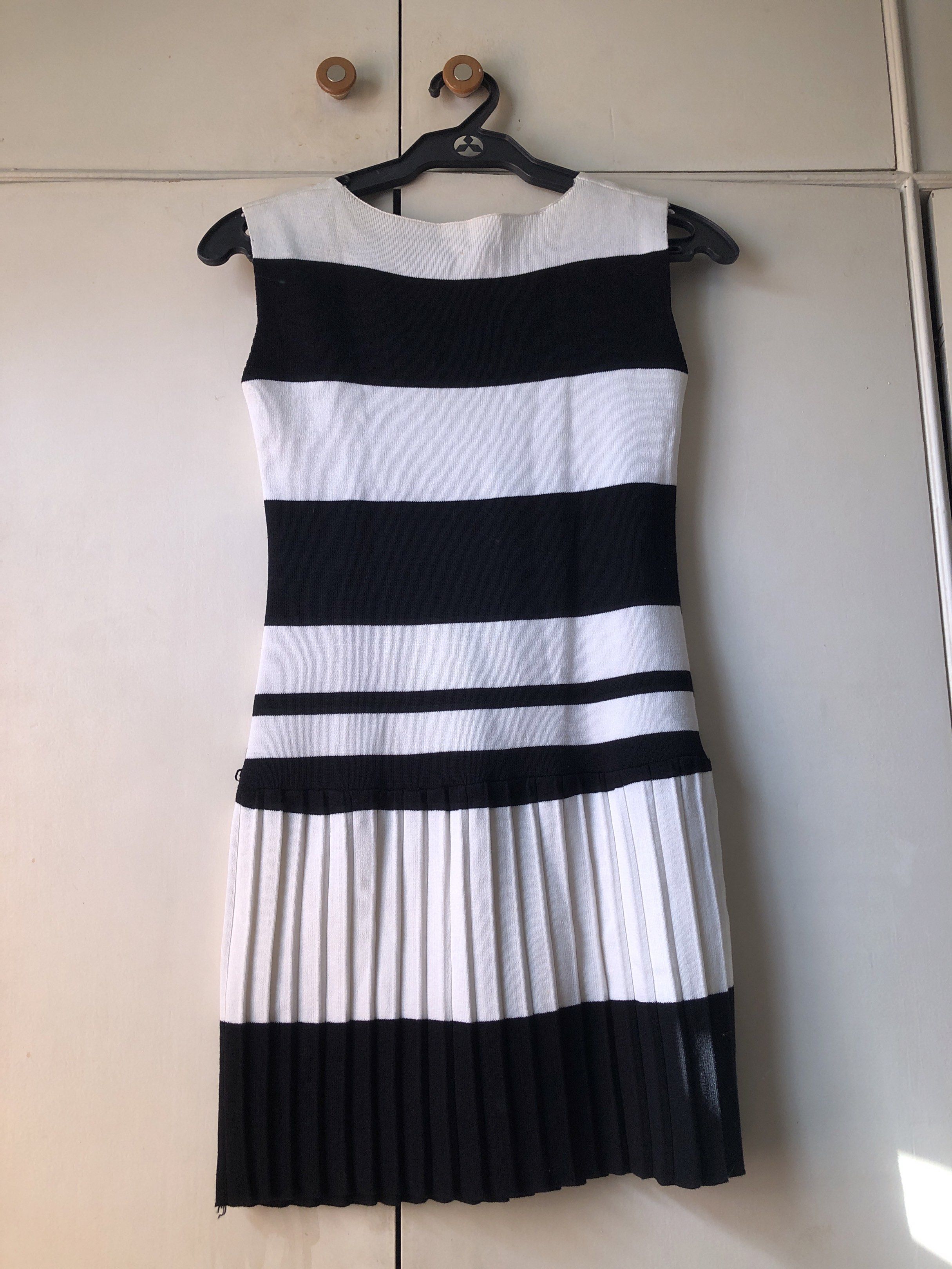 Black and White Striped Dress (Category: Dresses) located in Paranaque City. Submitted by commandercinnabutt (Listing ID 1431874357, Image 2). Description: - Sleeveless dress - Black and white striped pattern - Pleated skirt - Minor imperfections.