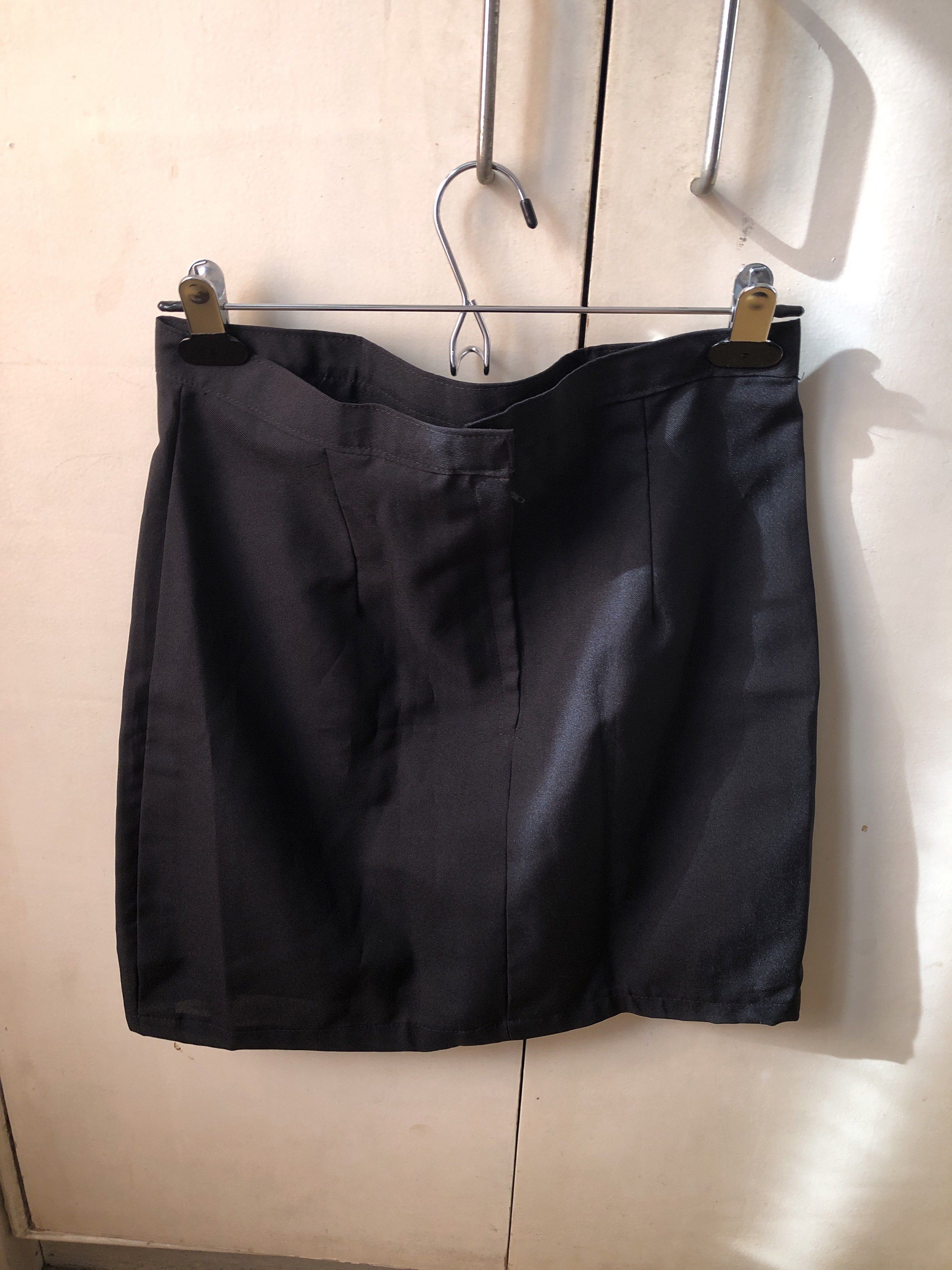 Black Mini Skirt (Category: Skirts) located in Paranaque City. Submitted by commandercinnabutt (Listing ID 1431874756, Image 2). Description: - Black mini skirt - Simple design - Smooth fabric - Straight cut - Classic look - Suitable for various occasions - Easy to pair with different tops and shoes.