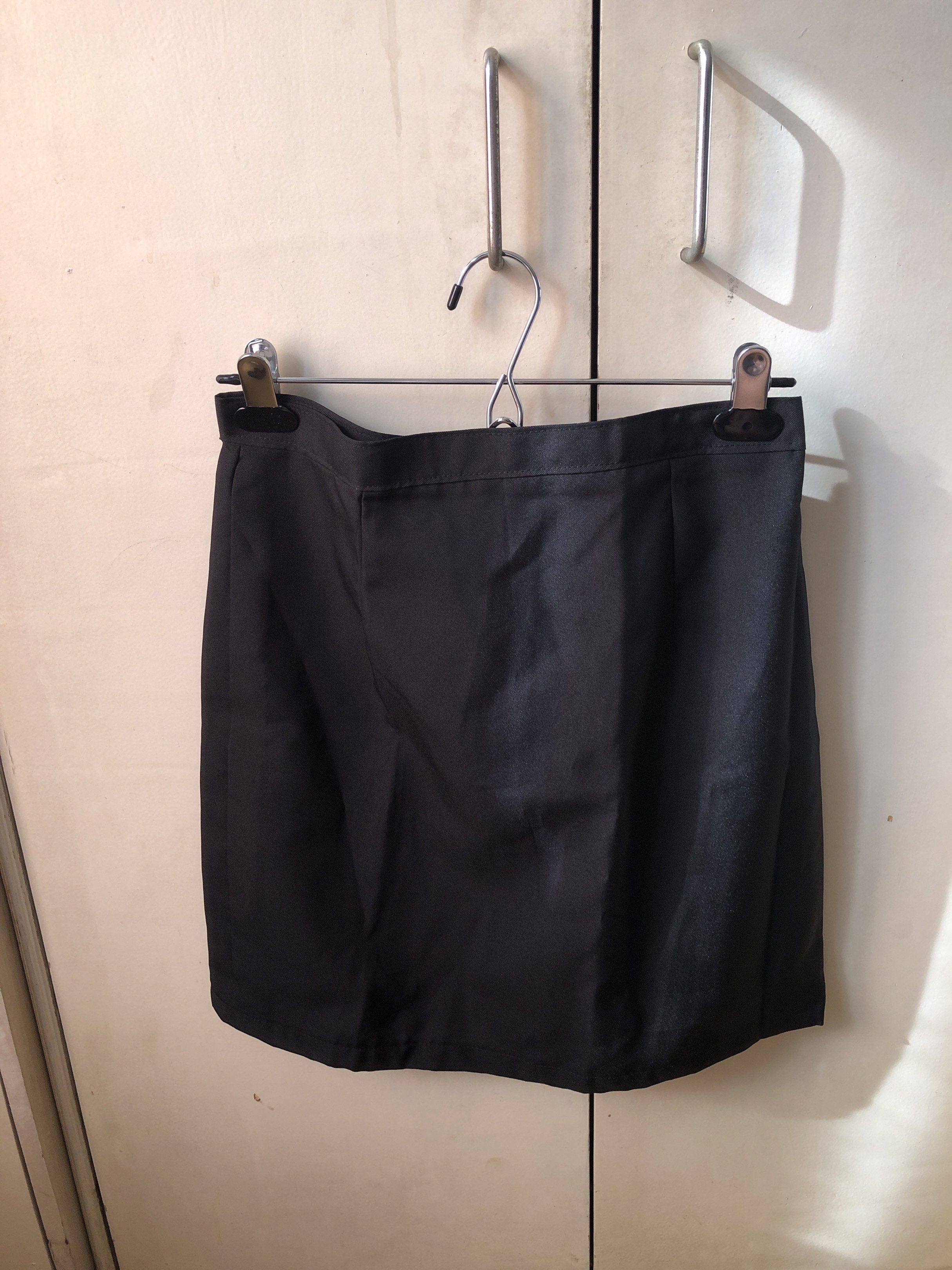 Black Mini Skirt (Category: Skirts) located in Paranaque City. Submitted by commandercinnabutt (Listing ID 1431874756, Image 1). Description: - Black mini skirt - Simple design - Smooth fabric - Straight cut - Classic look - Suitable for various occasions - Easy to pair with different tops and shoes.