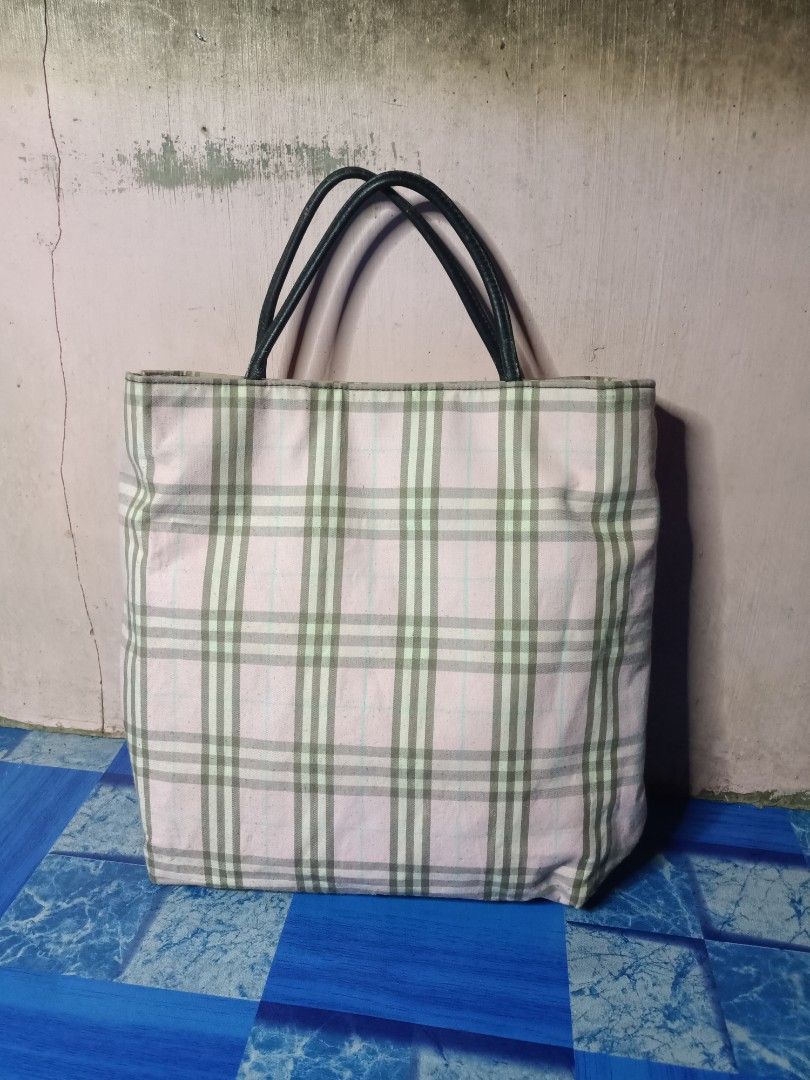 Burberry Pink Nova Canvas (Category: Luxury Bags & Wallets) located in Kabacan. Submitted by mansourrrrrr (Listing ID 1431954624, Image 1). Description: Burberry Plaid Tote Bag Issue: (see last 2pic).