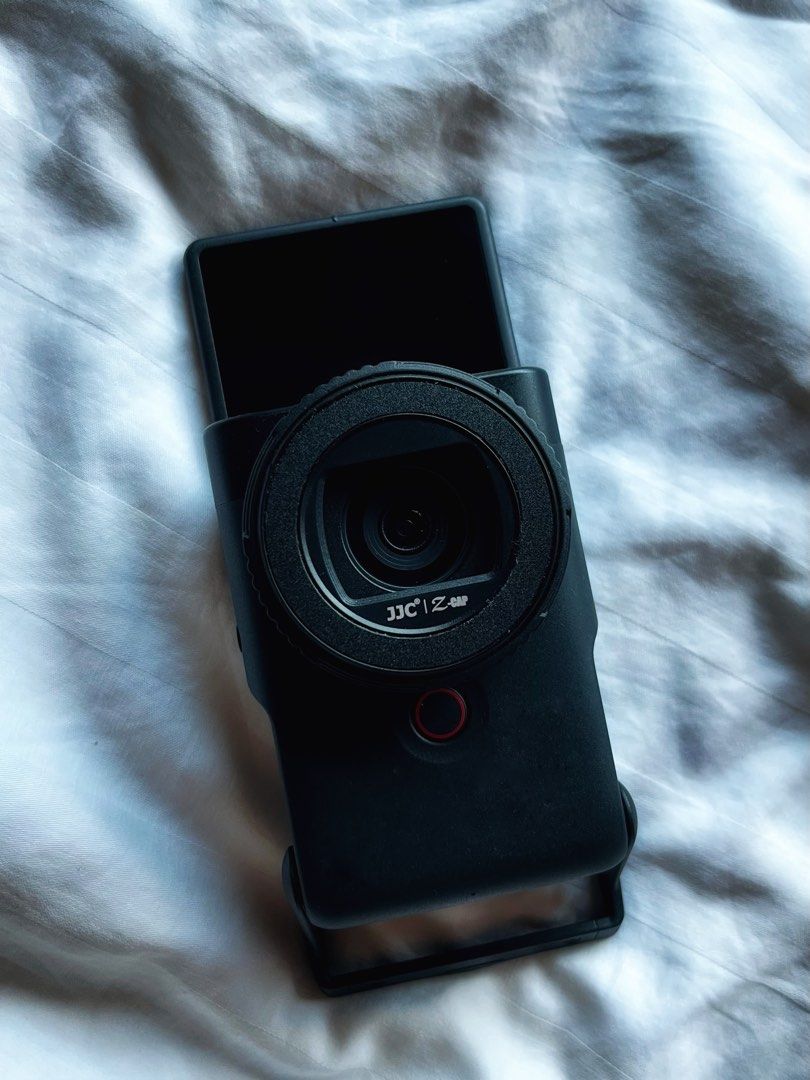 Canon Powershot V10 (Black) (Category: Cameras) located in Las Pinas. Submitted by charmedandjazzed (Listing ID 1431832383, Image 1). Description: Original price when bought: P29,998 (12K difference from my selling price) Used only twice, no dents or scratches Includes the already installed lens cover and charging cable.