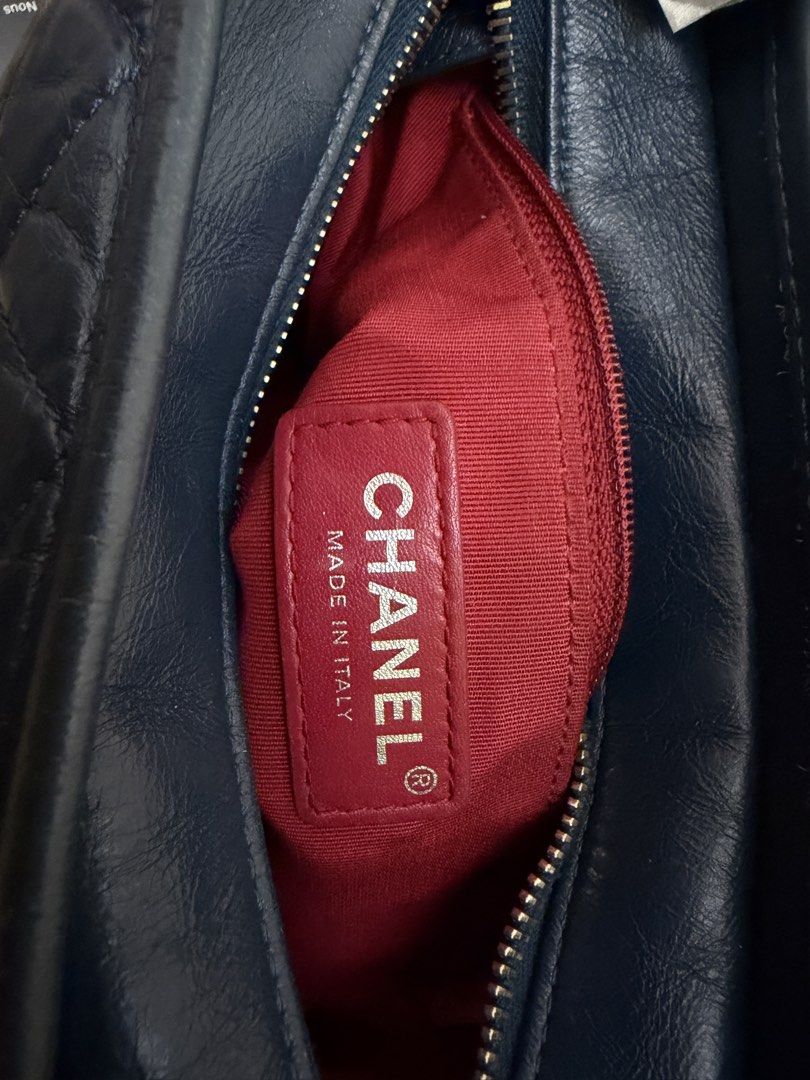 chanel gabrielle bag (small) 流浪包 （分類：手袋及銀包）位於 Hong Kong。 由 shopaholic2019 提交（商品編號 1431943720，圖片 2）。簡介： 有卡有貼。