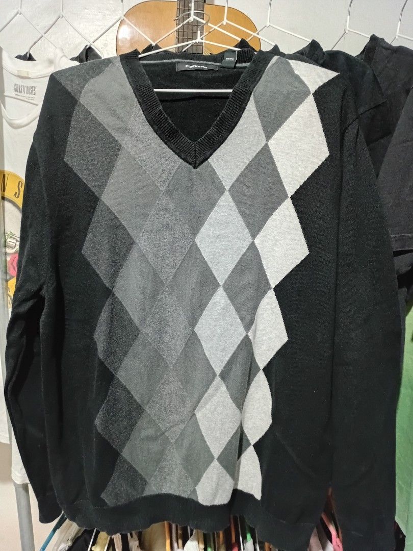 Claiborne Golf sweat shirt (Category: Tshirts & Polo Shirts ) located in Quezon City. Submitted by reddcluttermnl (Listing ID 1431883874, Image 1). Description: Stylish argyle sweater featuring a V-neck design. The sweater showcases a classic argyle pattern in shades of gray and black. The sweater has long sleeves and a ribbed hem and cuffs. A versatile piece suitable for various occasions..