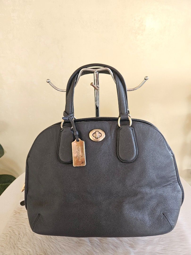 Coach handbag (Category: Luxury Bags & Wallets) located in Batangas. Submitted by iris_26 (Listing ID 1431995900, Image 1). Description: .