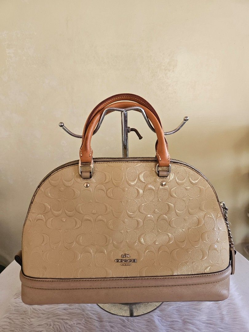 Coach handbag (Category: Luxury Bags & Wallets) located in Batangas. Submitted by iris_26 (Listing ID 1431998072, Image 1). Description: .