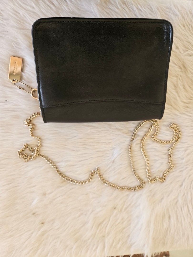 Coach micro sling bag (Category: Luxury Bags & Wallets) located in Batangas. Submitted by iris_26 (Listing ID 1431996186, Image 3). Description: .