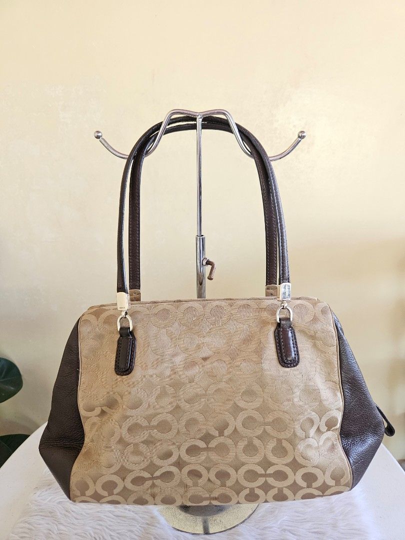 Coach shoulder bag (Category: Luxury Bags & Wallets) located in Batangas. Submitted by iris_26 (Listing ID 1431997937, Image 2). Description: .