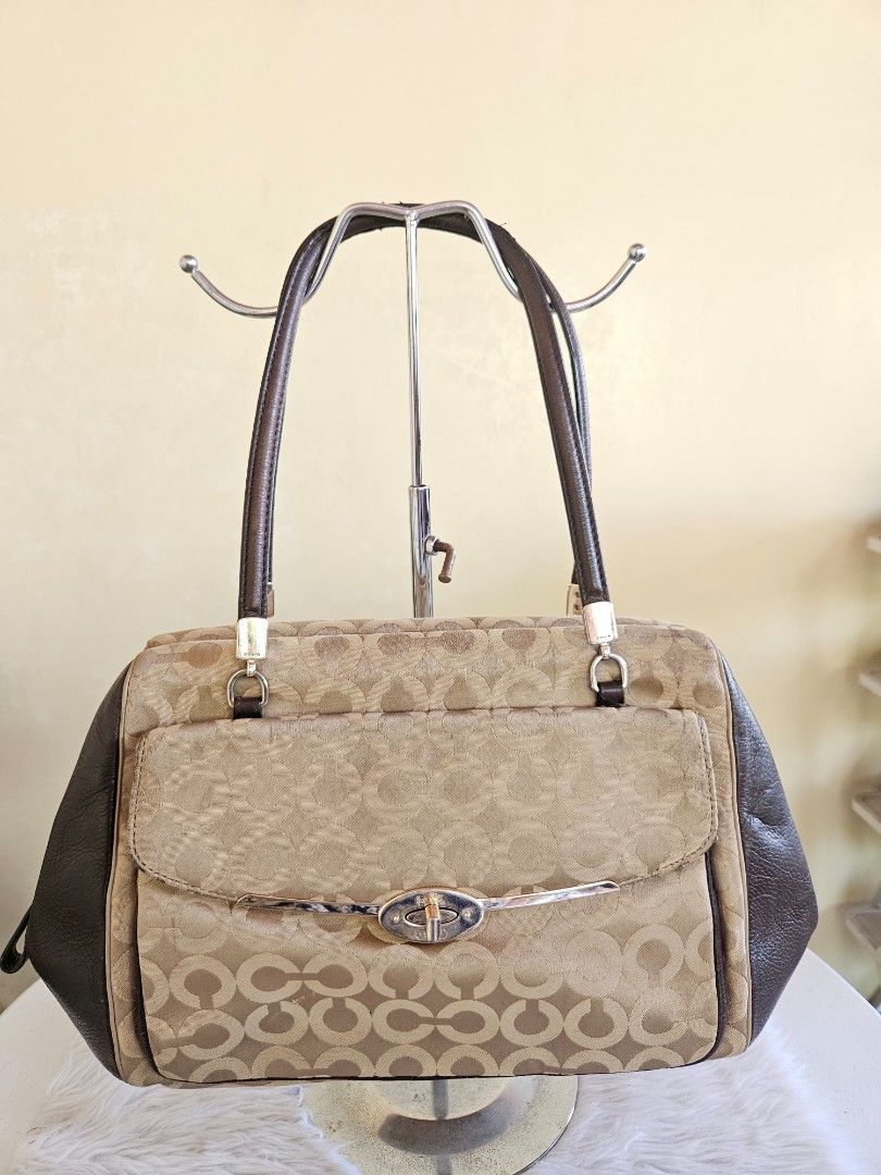 Coach shoulder bag (Category: Luxury Bags & Wallets) located in Batangas. Submitted by iris_26 (Listing ID 1431997937, Image 1). Description: .