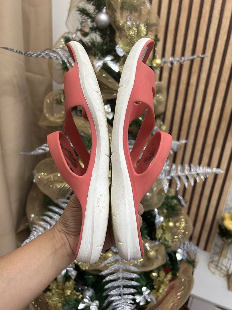 Crocs (Category: Slippers and slides) located in Rizal. Submitted by jbme_preloved_finds (Listing ID 1431839708, Image 3). Description: 23cm.