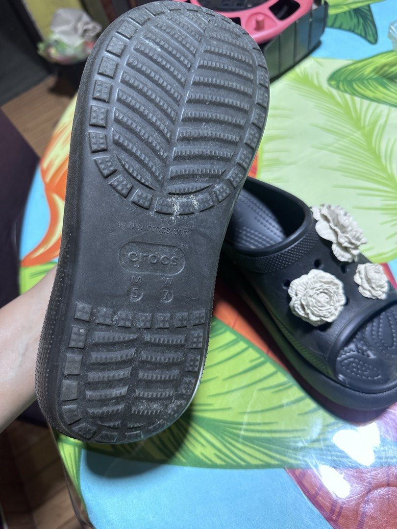Crocs Black Sandals with Flower Charms (Category: Flats & Sandals) located in Talavera. Submitted by cshellyhaz00808 (Listing ID 1431931051, Image 2). Description: - Black Crocs sandals - White flower charms - Thick sole - Size: M5/W7 - Crocs logo present.