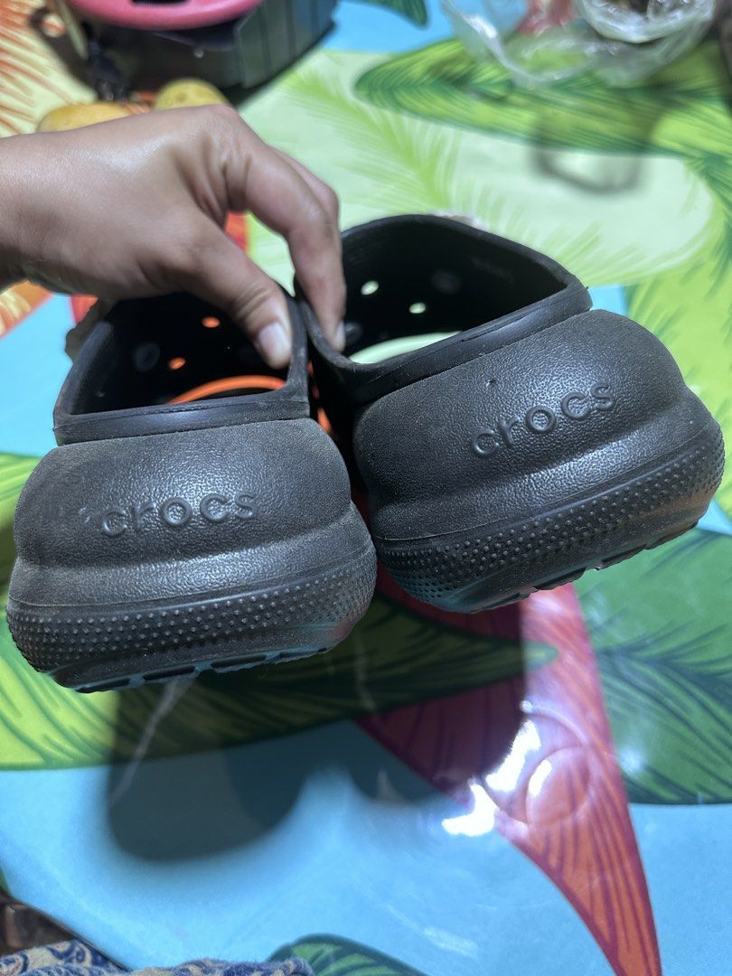 Crocs Black Sandals with Flower Charms (Category: Flats & Sandals) located in Talavera. Submitted by cshellyhaz00808 (Listing ID 1431931051, Image 3). Description: - Black Crocs sandals - White flower charms - Thick sole - Size: M5/W7 - Crocs logo present.