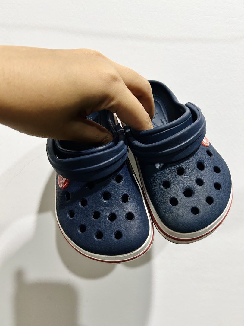 Crocs clogs C8 (Category: Babies & Kids Fashion) located in Catarman. Submitted by desa_declutters (Listing ID 1431930245, Image 2). Description: Crocs Size c8 Used condition As pack!.