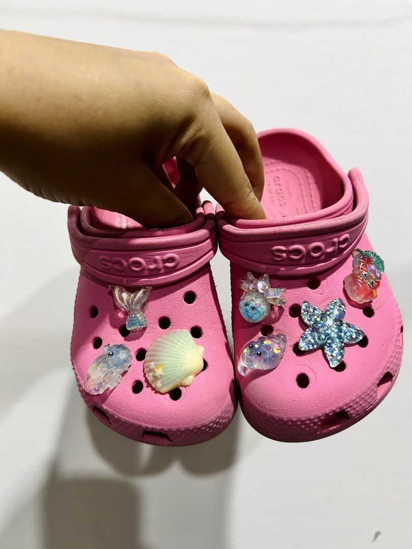 Crocs clogs C8 (Category: Babies & Kids Fashion) located in Catarman. Submitted by desa_declutters (Listing ID 1431930245, Image 3). Description: Crocs Size c8 Used condition As pack!.