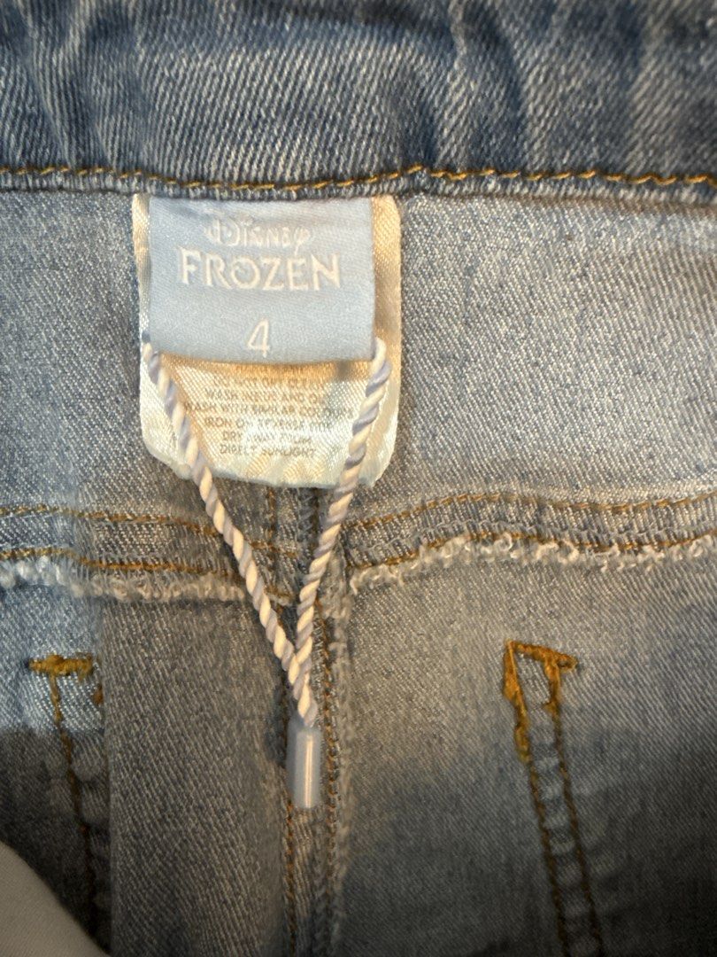 Disney Frozen Cargo Jeans Size 4 (Category: Babies & Kids Fashion) located in Bulacan. Submitted by tidycorner (Listing ID 1431882862, Image 2). Description: - Light blue denim jeans - Cargo pockets - "FROZEN" embroidery on right pocket - Zipper and button closure .