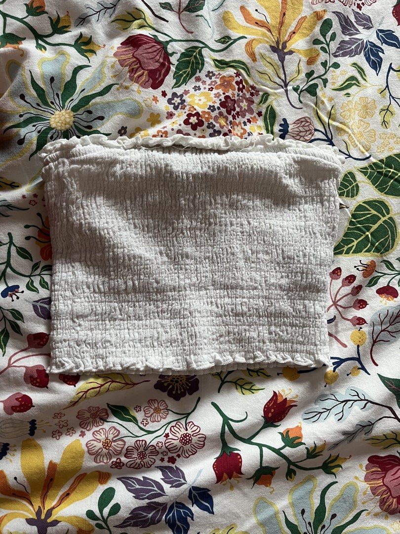 Forever 21 White Tube Top (Category: Sleeveless) located in Muntinlupa City. Submitted by monicaleonor (Listing ID 1431890308, Image 1). Description: - has minimal loose threads inside - no when worn .