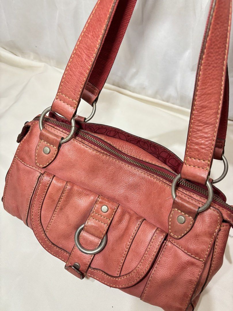 Fossil shoulder bag (Category: Shoulder Bags) located in Mabalacat. Submitted by rei_fnds (Listing ID 1431872257, Image 3). Description: - with small stains.