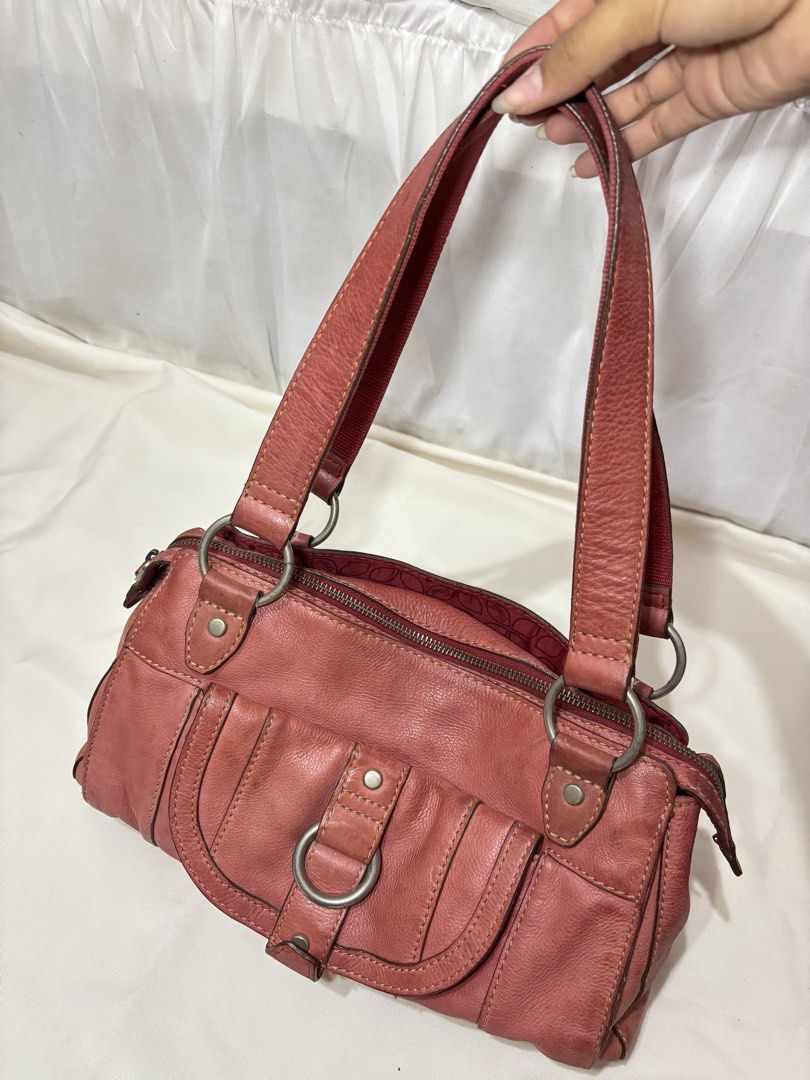 Fossil shoulder bag (Category: Shoulder Bags) located in Mabalacat. Submitted by rei_fnds (Listing ID 1431872257, Image 2). Description: - with small stains.