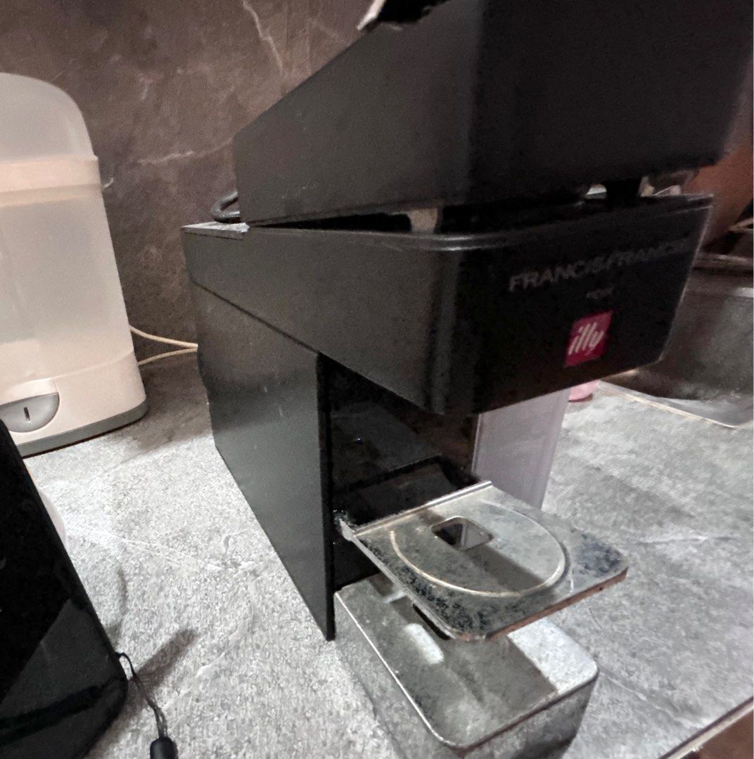 Francis Francis for Illy Y5 Coffee Maker (Category: Coffee Machines & Makers) located in Santa Rosa. Submitted by elisharae1224 (Listing ID 1431997935, Image 3). Description: .