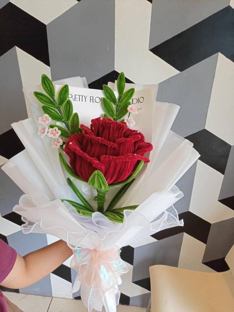 Giant rose bouquet (Category: Flowers & Bouquets) located in Las Pinas. Submitted by thrifty_style (Listing ID 1431870896, Image 1). Description: .