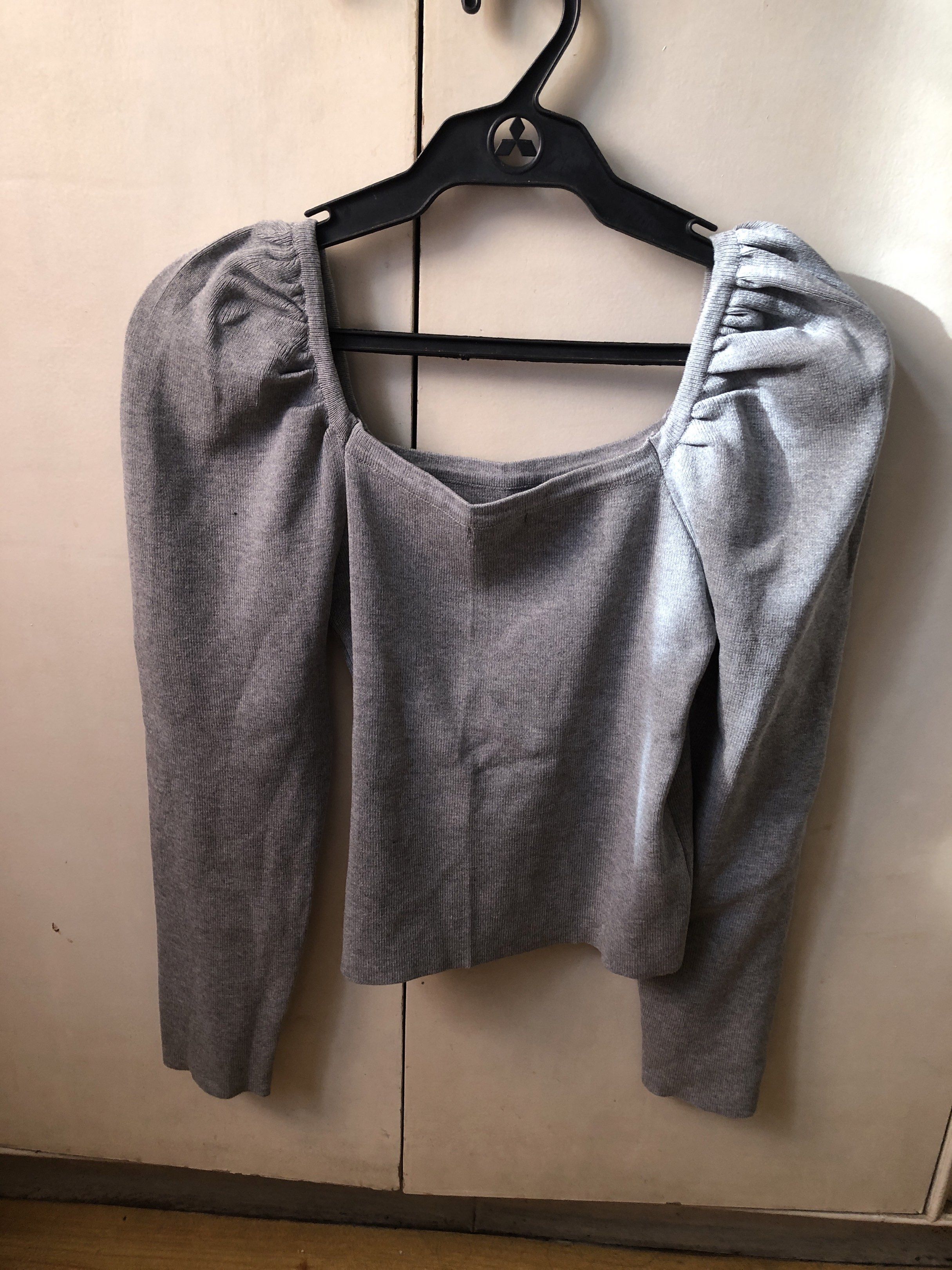 Gray Puff Sleeve Top (Category: Blouses) located in Paranaque City. Submitted by commandercinnabutt (Listing ID 1431881992, Image 2). Description: - Gray top - Square neckline - Long puff sleeves - Solid color - Knit fabric - Versatile style.