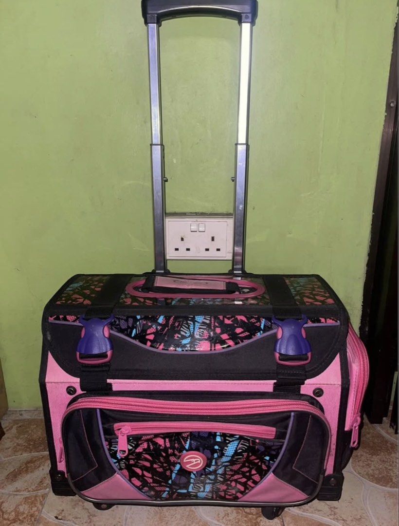 Hawk Trolley Bag (Category: Strollers) located in Caloocan City. Submitted by hannaaah848 (Listing ID 1431850858, Image 1). Description: - All wheels are working - No flaws - No lunch bag .