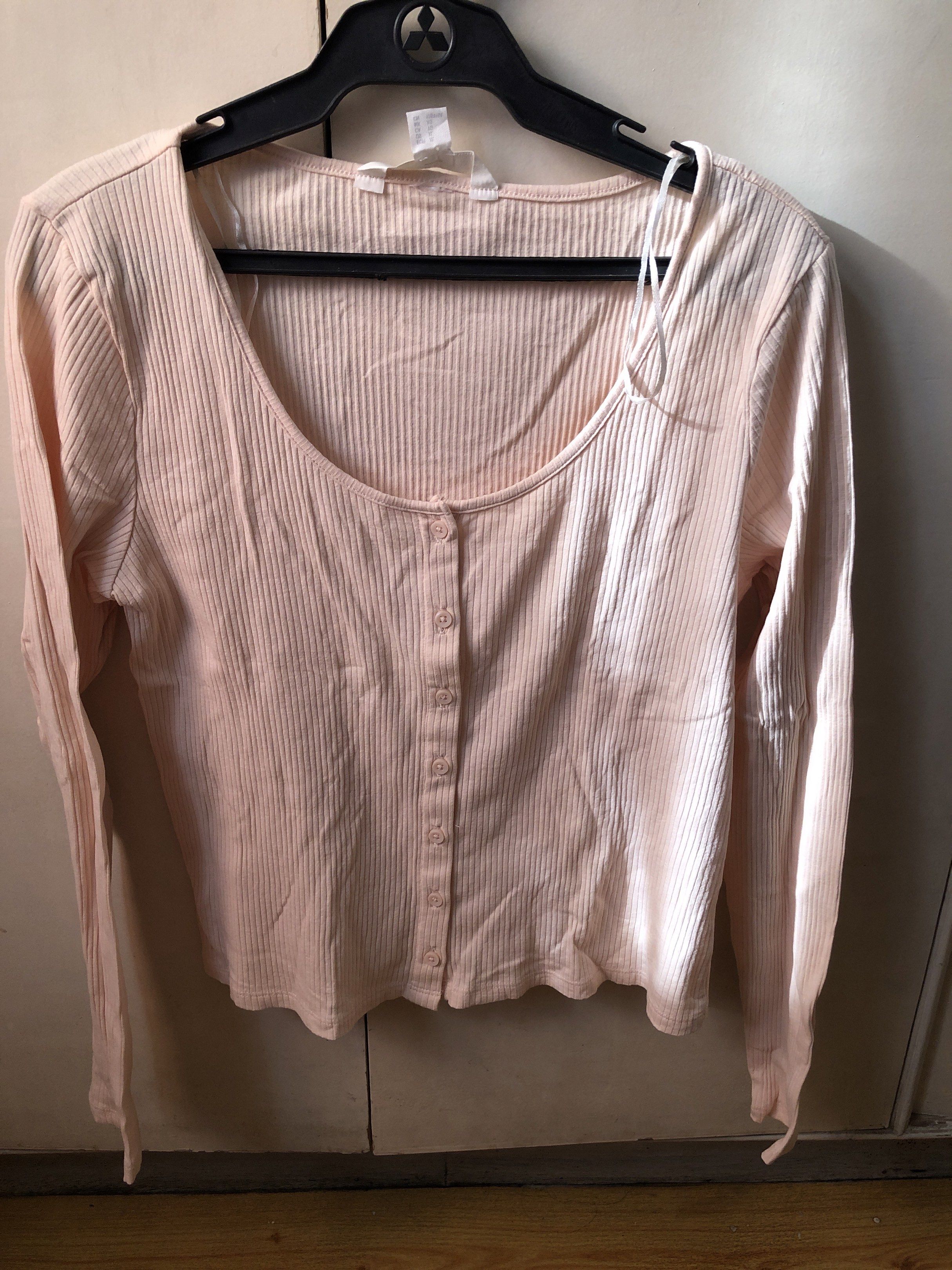 H&M Basics Ribbed Longsleeved Top (Category: Sleeveless) located in Paranaque City. Submitted by commandercinnabutt (Listing ID 1431880342, Image 1). Description: - H&M Basics top - Ribbed texture - Light pink color - Button-down front - Long sleeves - Scoop neckline - Size: XL.