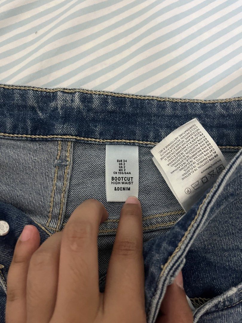 H&M Bootcut High Waist Flare Jeans (Category: Jeans) located in Talavera. Submitted by dnms_ (Listing ID 1431915171, Image 2). Description: - H&M bootcut jeans - US size 2 - High-waist - Classic blue denim wash - Distressed detail - Made of cotton and elastane blend - Perfect for a casual look.