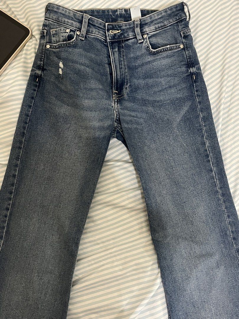 H&M Bootcut High Waist Flare Jeans (Category: Jeans) located in Talavera. Submitted by dnms_ (Listing ID 1431915171, Image 1). Description: - H&M bootcut jeans - US size 2 - High-waist - Classic blue denim wash - Distressed detail - Made of cotton and elastane blend - Perfect for a casual look.