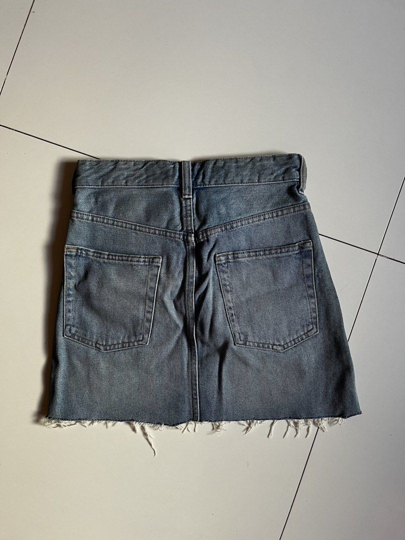 H&M Denim Skirt (Category: Skirts) located in Tacloban City. Submitted by priv_ (Listing ID 1431864152, Image 2). Description: - Used once Mop: Gcash Location: Tacloban City.