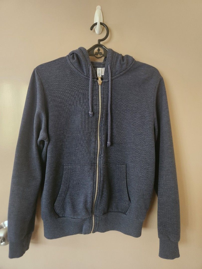 H&M Divided blue zip-up hoodie (Category: Coats, Jackets and Outerwear) located in Manila. Submitted by mistanggg (Listing ID 1431835118, Image 1). Description: Lightly used but in very good condition. Slight discoloring on zipper (see photo) due to old item, but no other damage..