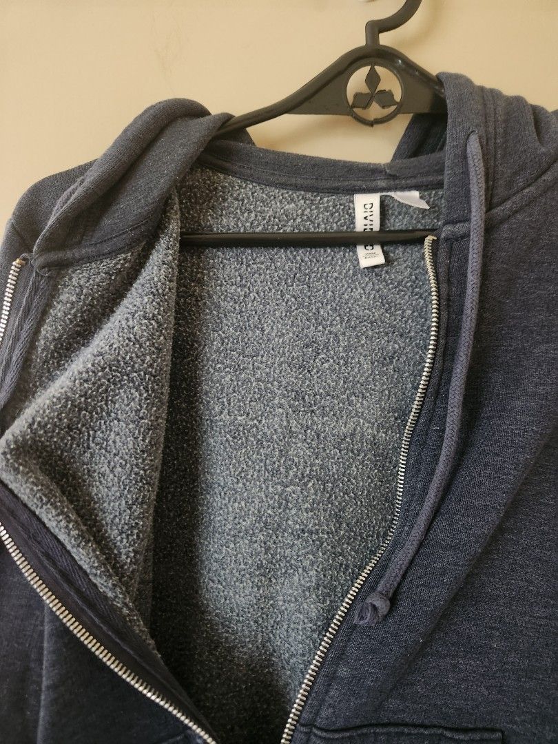 H&M Divided blue zip-up hoodie (Category: Coats, Jackets and Outerwear) located in Manila. Submitted by mistanggg (Listing ID 1431835118, Image 3). Description: Lightly used but in very good condition. Slight discoloring on zipper (see photo) due to old item, but no other damage..