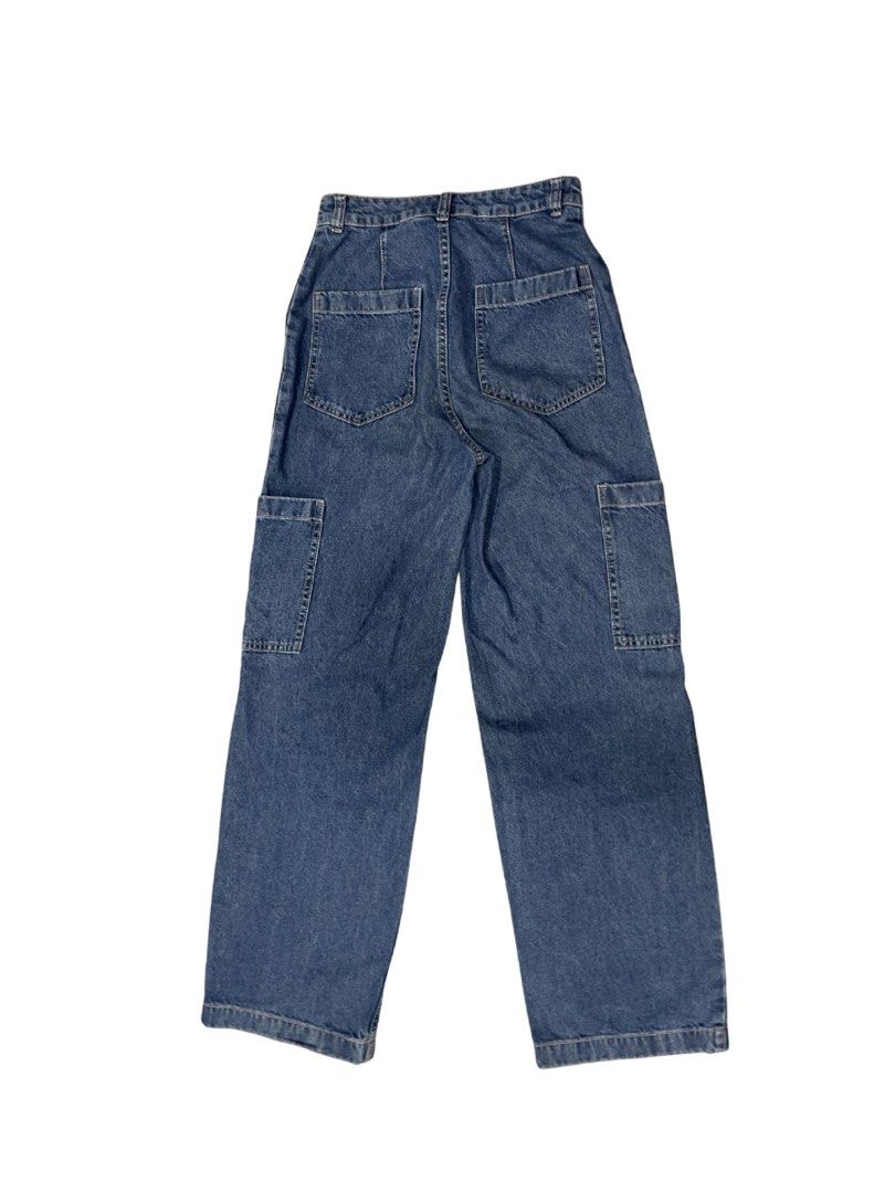 H&M Divided Denim Cargo Jeans High waisted (Category: Jeans) located in Marikina City. Submitted by schmoopie (Listing ID 1431509546, Image 2). Description: (Dark shadow on pants is just an arm shadow from photo) - H&M Divided denim cargo jeans - Waist: 22-23in - High-waist - Length: 40in - Wide-leg fit - Light blue wash - Size indicated on tag.
