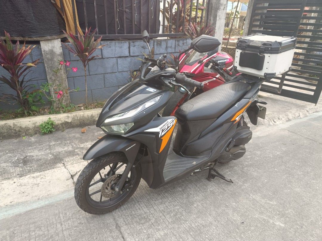 Honda Click 125i 2020 (Category: Motorbikes for Sale) located in Manila. Submitted by bestcaraut11787 (Listing ID 1431976947, Image 3). Description: FOR SALE HONDA CLICK 125I 2020 MAGANDA PA TAKBO KAKAREHISTRO LANG HANGGANG FEB 2027 kasama na dn ung Smok na top box worth 8K po yan ng binili ko ORIG ORCR 2 keys Open deed of sale ODO - 44k original Mileage pwede pascan po tires nito is CORSA TIRE Sobrang kapit ndi madulas ALAGA SA MAINTENANCE NO IS
