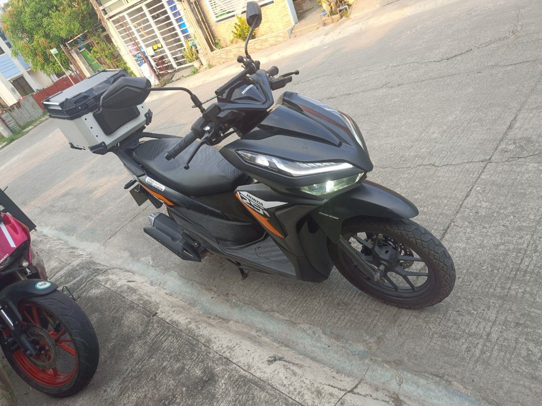 Honda Click 125i 2020 (Category: Motorbikes for Sale) located in Manila. Submitted by bestcaraut11787 (Listing ID 1431976947, Image 2). Description: FOR SALE HONDA CLICK 125I 2020 MAGANDA PA TAKBO KAKAREHISTRO LANG HANGGANG FEB 2027 kasama na dn ung Smok na top box worth 8K po yan ng binili ko ORIG ORCR 2 keys Open deed of sale ODO - 44k original Mileage pwede pascan po tires nito is CORSA TIRE Sobrang kapit ndi madulas ALAGA SA MAINTENANCE NO IS