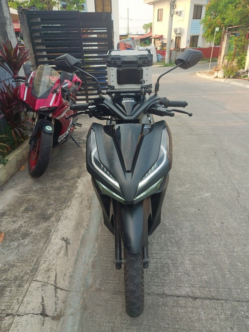 Honda Click 125i 2020 (Category: Motorbikes for Sale) located in Manila. Submitted by bestcaraut11787 (Listing ID 1431976947, Image 1). Description: FOR SALE HONDA CLICK 125I 2020 MAGANDA PA TAKBO KAKAREHISTRO LANG HANGGANG FEB 2027 kasama na dn ung Smok na top box worth 8K po yan ng binili ko ORIG ORCR 2 keys Open deed of sale ODO - 44k original Mileage pwede pascan po tires nito is CORSA TIRE Sobrang kapit ndi madulas ALAGA SA MAINTENANCE NO IS
