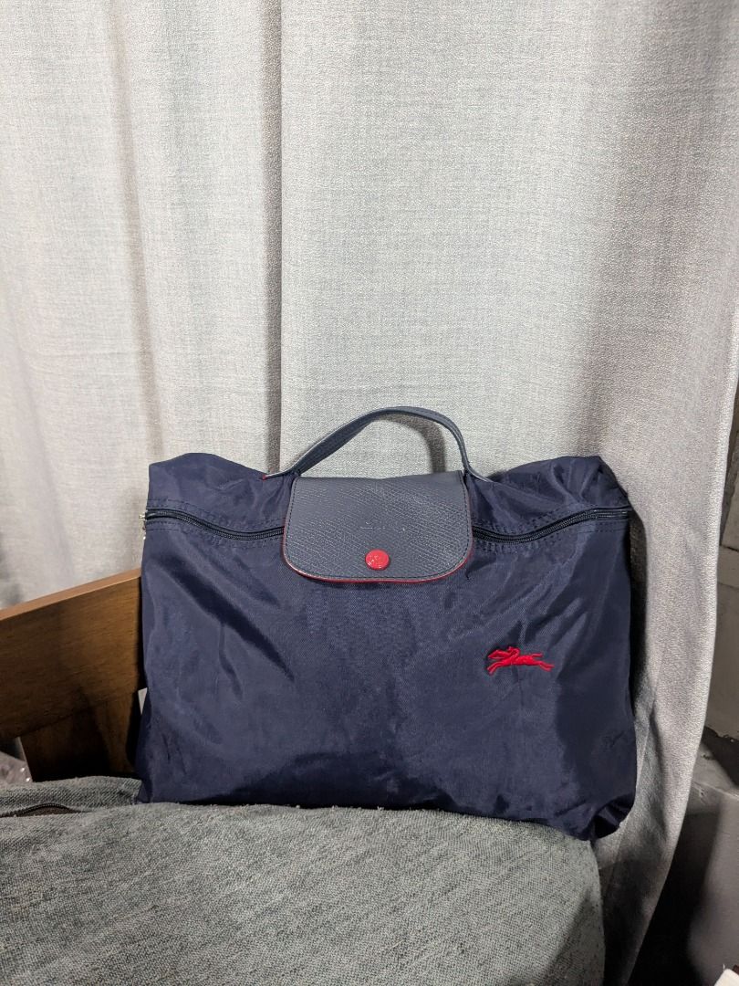 Longchamp Le Pliage Club Briefcase Bag (Category: Luxury Bags & Wallets) located in Quezon City. Submitted by nnncorner (Listing ID 1431991407, Image 1). Description: Original Longchamp Le Pliage Club Briefcase Bag 8.8/10 condition minimal issue, small flaw on handle (unnoticeable and doesn't affect the use of this bag) but please bawal sa maselan Original price almost 15k 100% original Message me for detailed pic for patterns, logo, snaps and zi