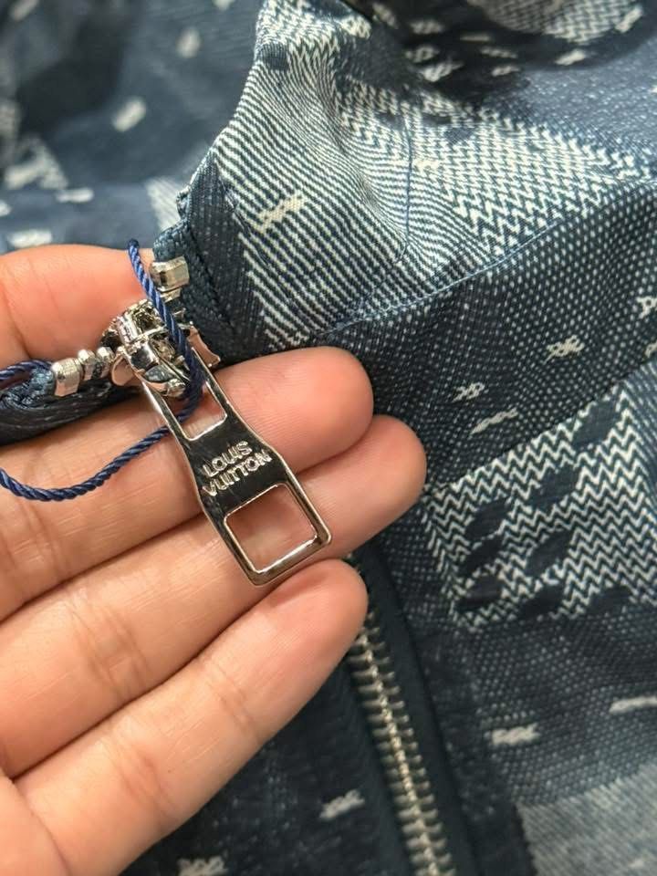LOUIS VUITTON JACKET (Category: Luxury Apparel) located in Baguio. Submitted by donedeal_2600 (Listing ID 1431953559, Image 3). Description: Dimensions: 24x29 Condition: excellent Color Rate: 10 Check photos for more details.