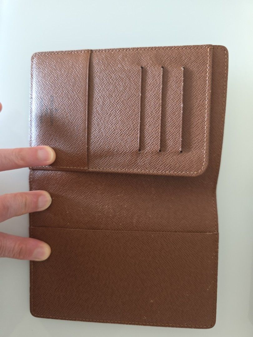 Louis Vuitton Monogram passport holder （分類：手袋及銀包）位於 Hong Kong。 由 rosalau123 提交（商品編號 1431830187，圖片 2）。簡介： Authentic Louis Vuitton wallet in the classic Monogram pattern. Includes the original box and dust bag. The wallet features the iconic LV monogram print. The box is brown and the dust bag has the Louis Vuitton logo. A stylish and practical accessory.。