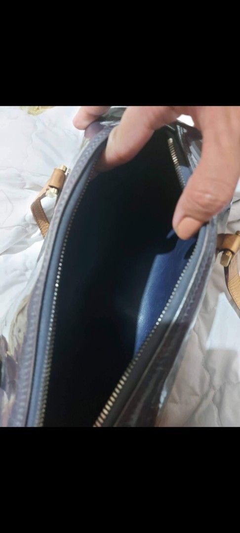 Louis Vuitton Vernis Cylinder Bag (Category: Luxury Bags & Wallets) located in Pasig City. Submitted by aubshop (Listing ID 1431929425, Image 3). Description: - Authentic Louis Vuitton Vernis Cylinder Bag - Color: Dark Blue - Features: Zip closure with gold-tone zipper pull, tan leather handles and trim - Interior: Matching dark blue - Serial Number: V10035.
