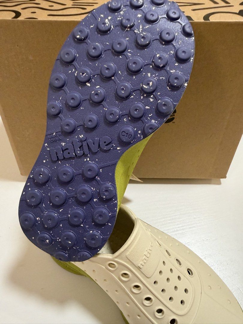Native Shoes 小童防水鞋 （分類：嬰兒及小童流行時尚）位於 Hong Kong。 由 takeiteasy88 提交（商品編號 1431936929，圖片 2）。簡介： These Native shoes feature a cream upper with a green sole. The shoes have a perforated design and the Native logo is visible on the side and sole. The size is C10. The shoes come with the original box.。