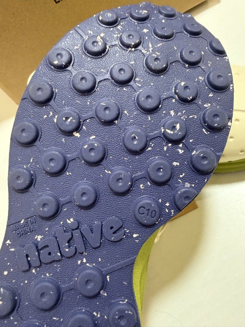 Native Shoes 小童防水鞋 （分類：嬰兒及小童流行時尚）位於 Hong Kong。 由 takeiteasy88 提交（商品編號 1431936929，圖片 3）。簡介： These Native shoes feature a cream upper with a green sole. The shoes have a perforated design and the Native logo is visible on the side and sole. The size is C10. The shoes come with the original box.。