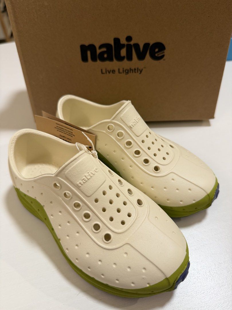 Native Shoes 小童防水鞋 （分類：嬰兒及小童流行時尚）位於 Hong Kong。 由 takeiteasy88 提交（商品編號 1431936929，圖片 1）。簡介： These Native shoes feature a cream upper with a green sole. The shoes have a perforated design and the Native logo is visible on the side and sole. The size is C10. The shoes come with the original box.。
