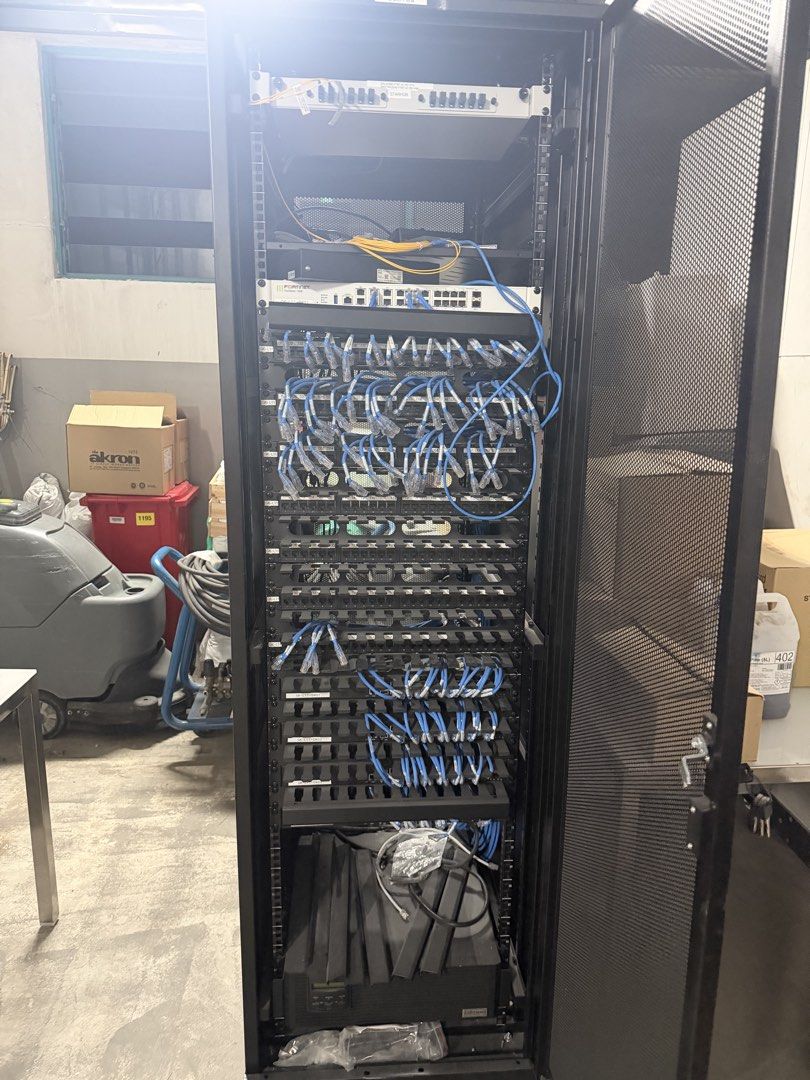 Network server rack (Category: Other Security Devices) located in Singapore. Submitted by ulagualagu_889 (Listing ID 1431944783, Image 3). Description: .